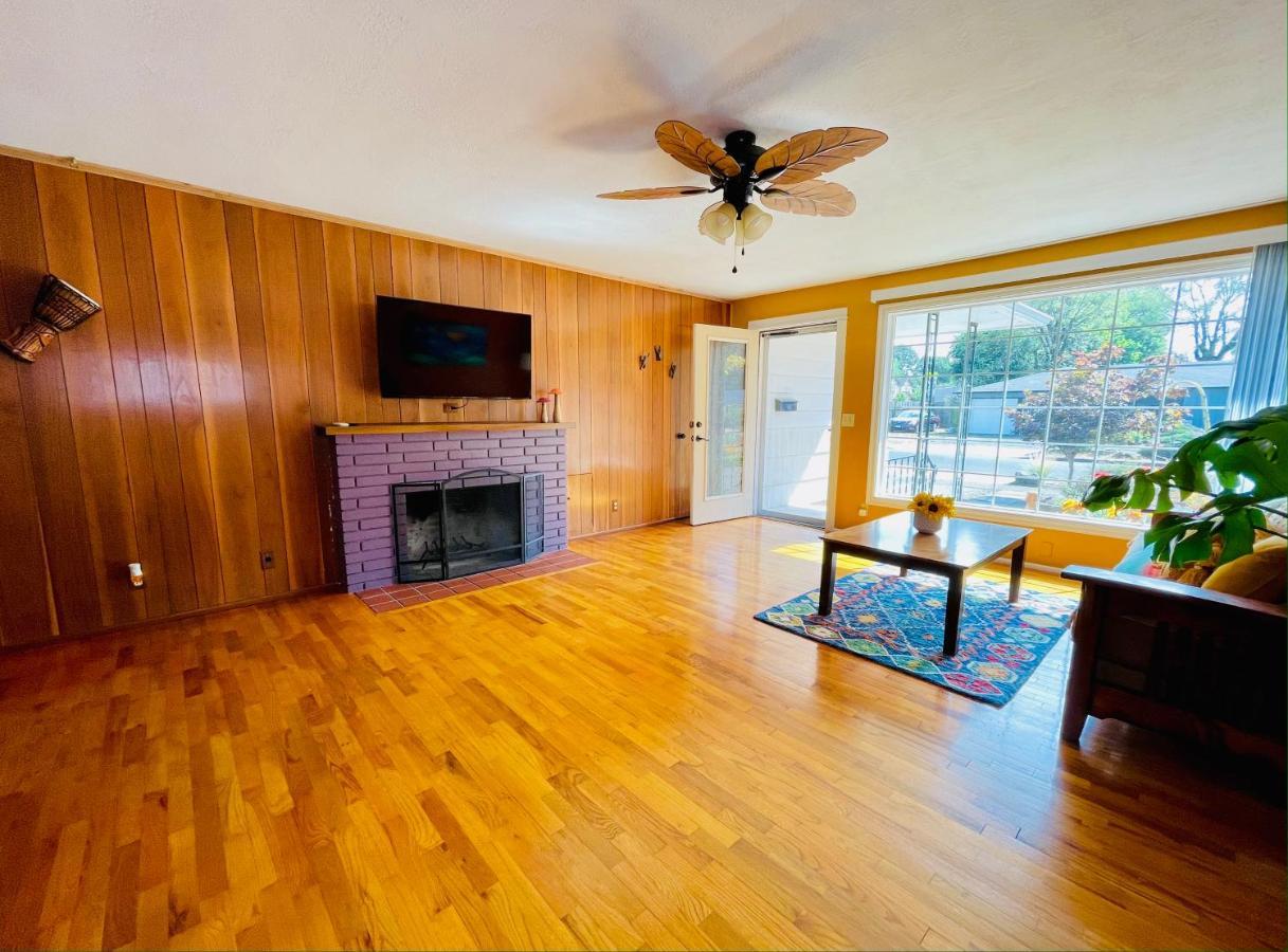 Villa Colorful 50'S Ranch In The Heart Of Eugene Exterior foto